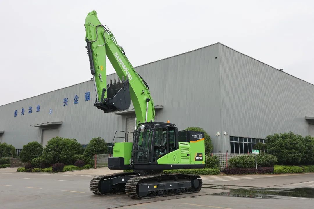 征战川藏铁路!新一代电动挖掘机成功交付