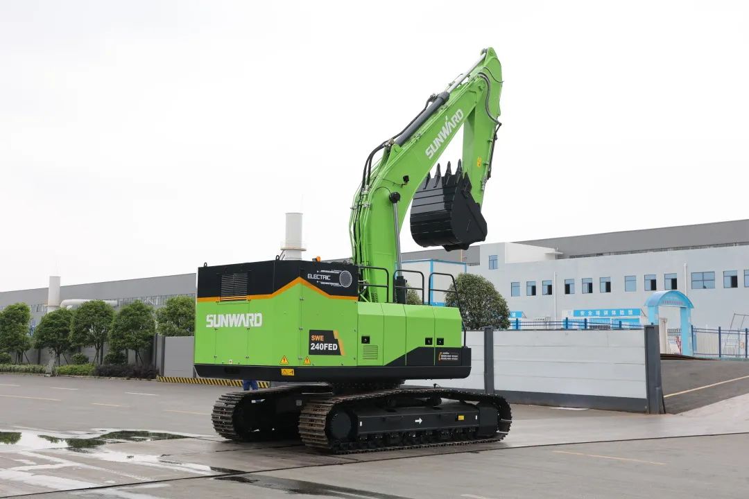 征战川藏铁路!新一代电动挖掘机成功交付