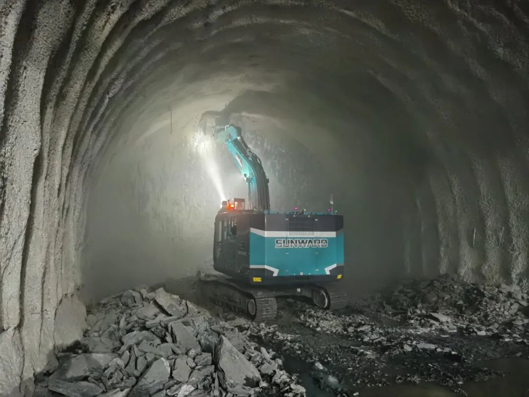 征战川藏铁路!新一代电动挖掘机成功交付