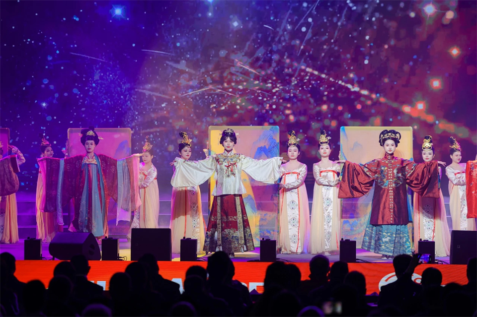 创新引领价值 理想成就未来——庆祝成立25周年表彰大会暨文艺晚会隆重举行