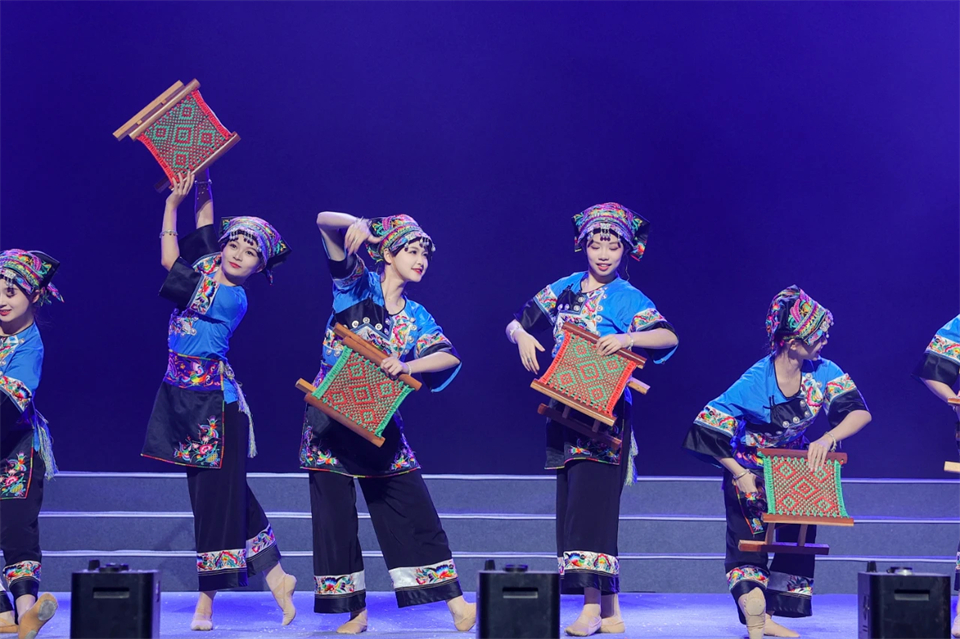 创新引领价值 理想成就未来——庆祝成立25周年表彰大会暨文艺晚会隆重举行