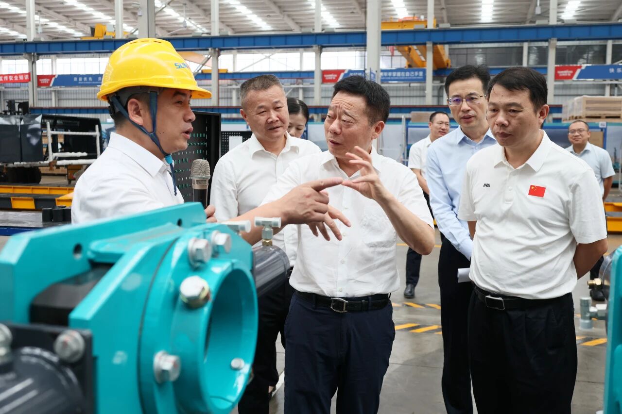 湖南省政协副主席、省工程机械产业链链长何寄华调研