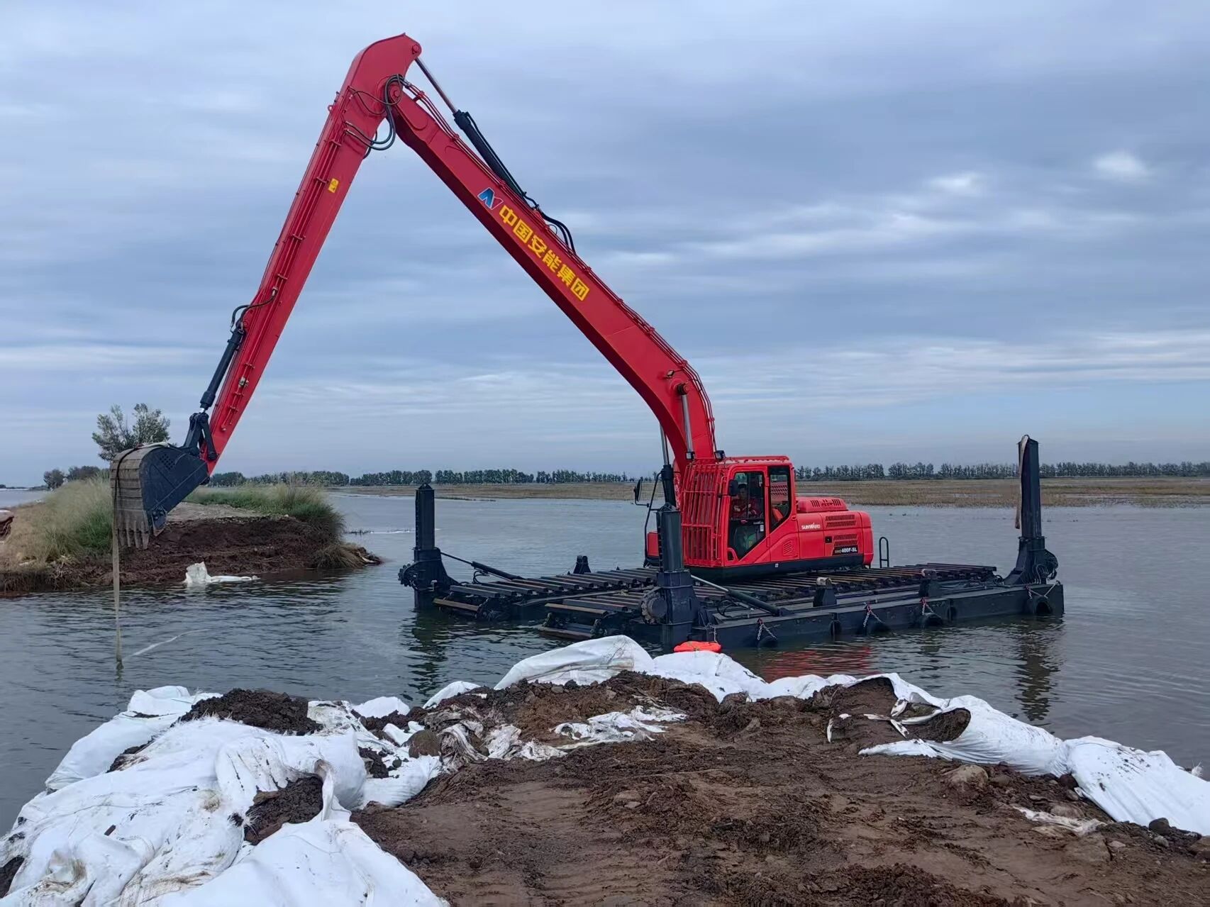 外交部发言人向世界分享中国最新两栖挖掘机