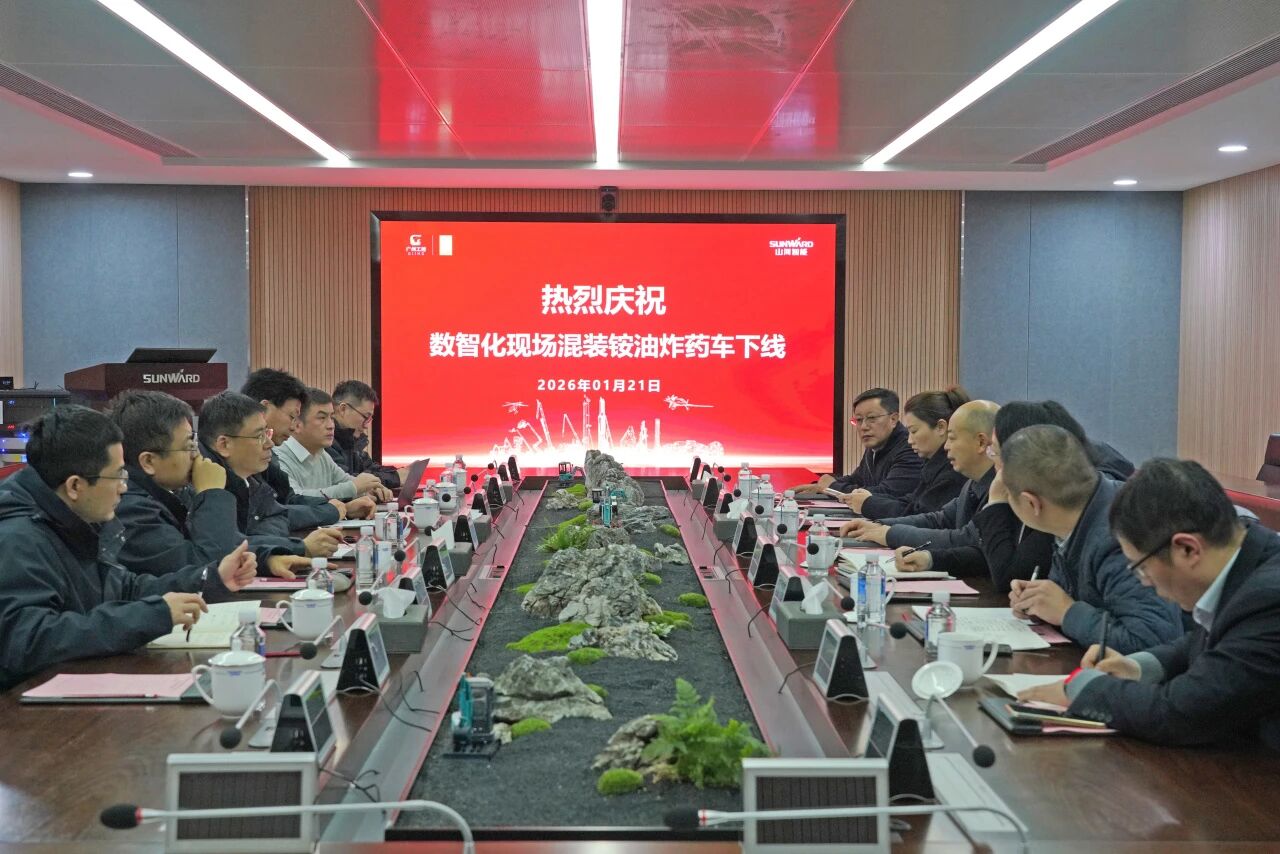 数智化现场混装铵油炸药车下线!与易普力携手共筑智能矿山新篇章