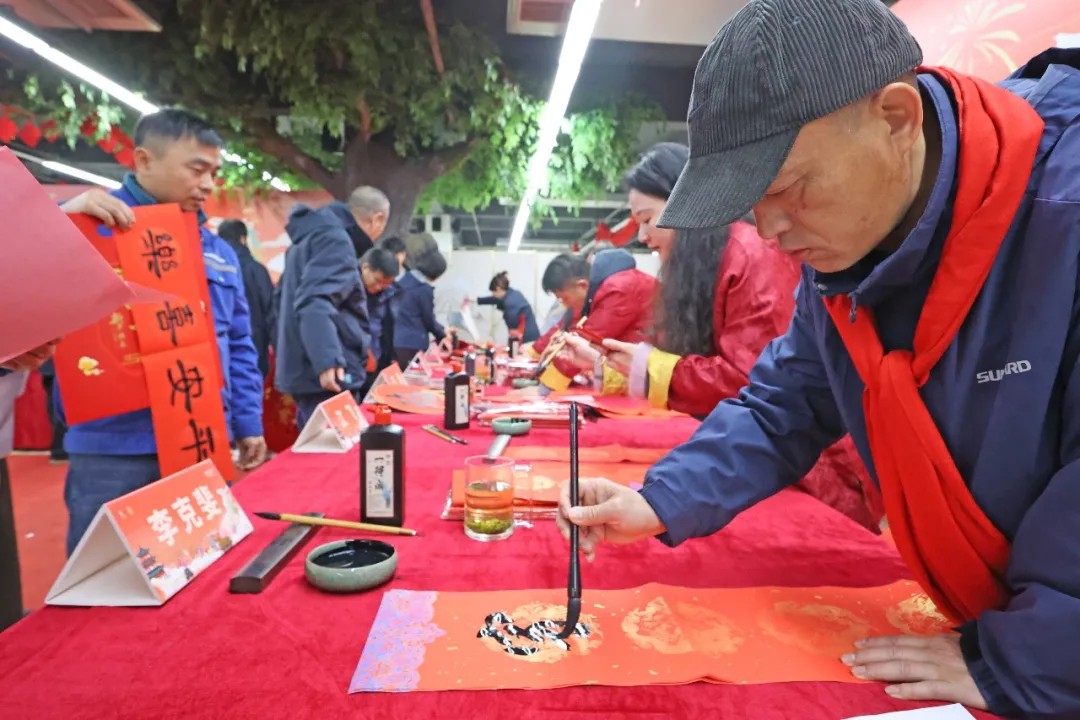 笔墨迎春,祝福暖心!在“囤”年味、送温暖、迎新春