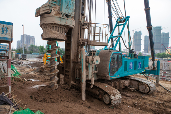 双动力头强力多功能钻机助力青岛都心商业中心建设