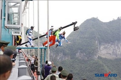 助力矮寨低空跳伞节完美落幕