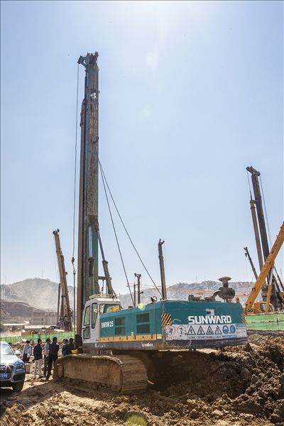 旋挖钻机助力昆明高铁站建设