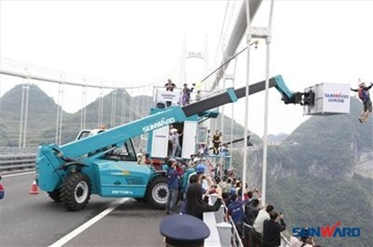 助力矮寨低空跳伞节完美落幕