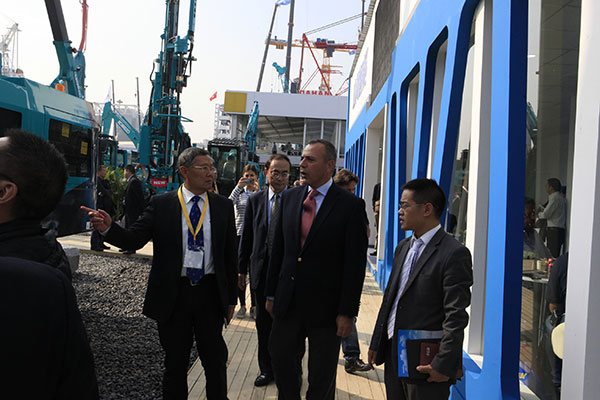 宝马展用创新倾倒客户，现场签单两亿元