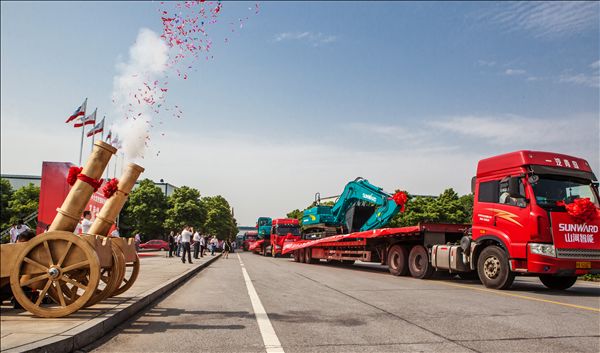 150台中大型挖掘机批量出口中东