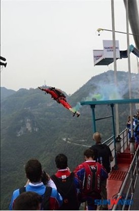 助力矮寨低空跳伞节完美落幕