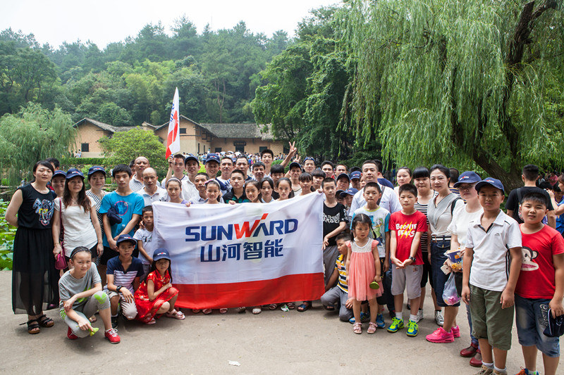 开挖机，坐游艇、飞机 开展员工家属开放日活动