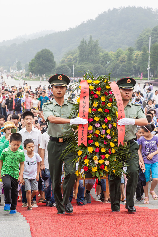 开挖机，坐游艇、飞机 开展员工家属开放日活动