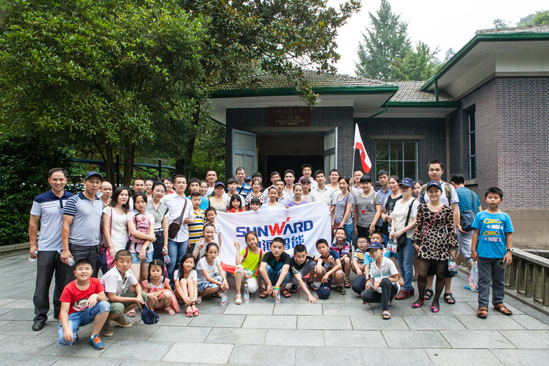 开挖机，坐游艇、飞机 开展员工家属开放日活动