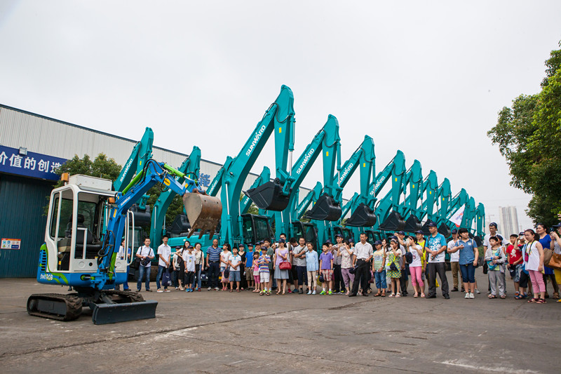 开挖机，坐游艇、飞机 开展员工家属开放日活动