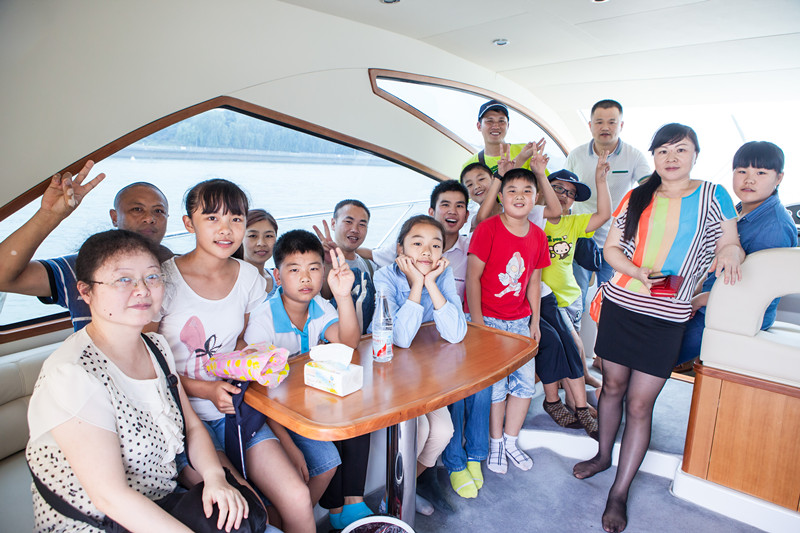 开挖机，坐游艇、飞机 开展员工家属开放日活动