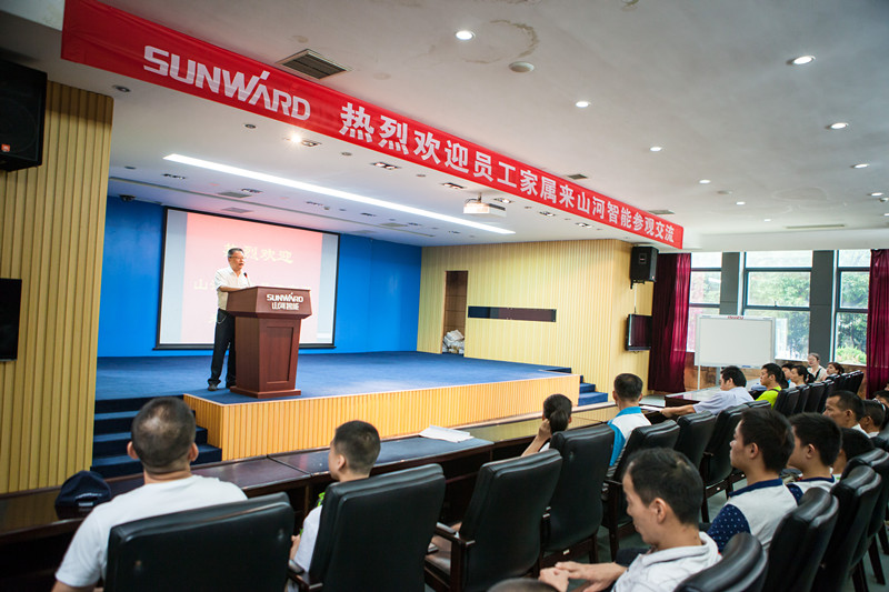 开挖机，坐游艇、飞机 开展员工家属开放日活动