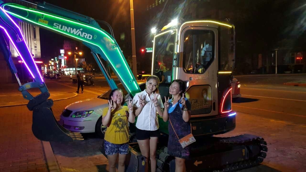 嘉義市长大赞挖掘机环台义举