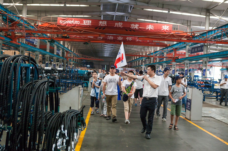 开挖机，坐游艇、飞机 开展员工家属开放日活动