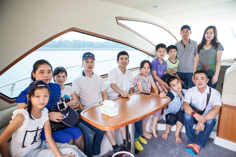 开挖机，坐游艇、飞机 开展员工家属开放日活动