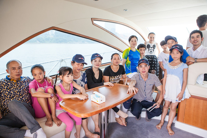 开挖机，坐游艇、飞机 开展员工家属开放日活动