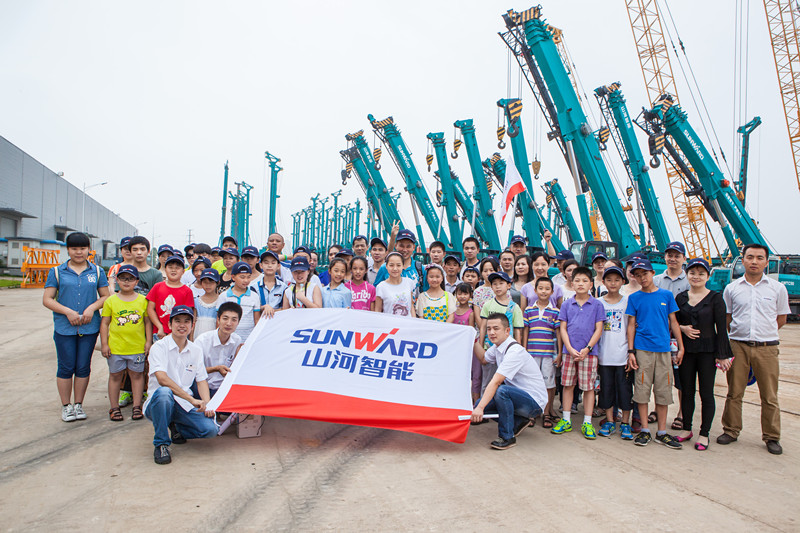 开挖机，坐游艇、飞机 开展员工家属开放日活动