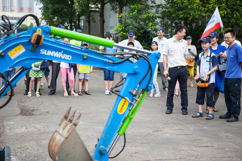 开挖机，坐游艇、飞机 开展员工家属开放日活动