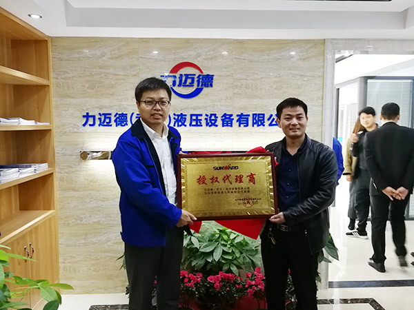 从拒绝到一次购买十台旋挖钻机，他用八年时间认识