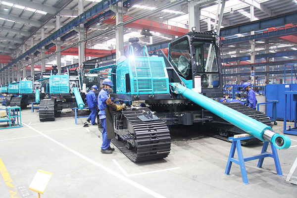 开启工程机械之都体验之旅，中外媒体观摩团到访