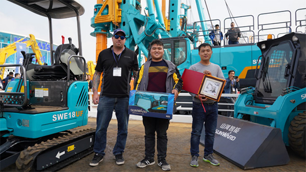 不服来战！展台有大礼等你拿