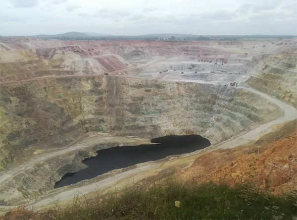 高温酷暑，凿岩设备异域扬威