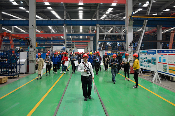 开启工程机械之都体验之旅，中外媒体观摩团到访