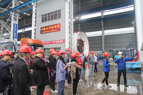 开启工程机械之都体验之旅，中外媒体观摩团到访