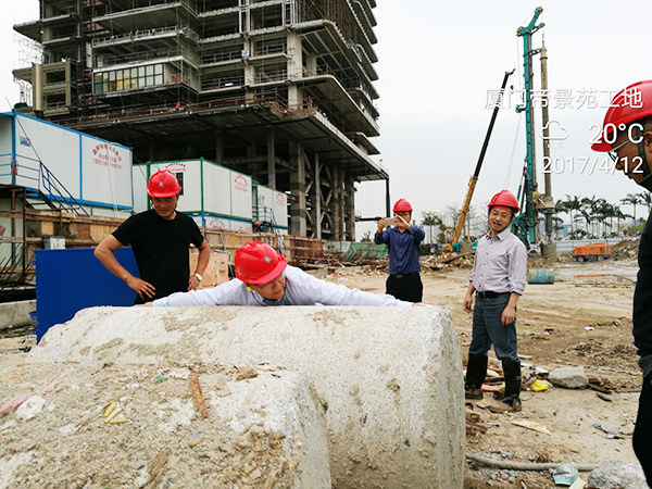 厦门项目再创入岩纪录董事长何清华亲赴一线