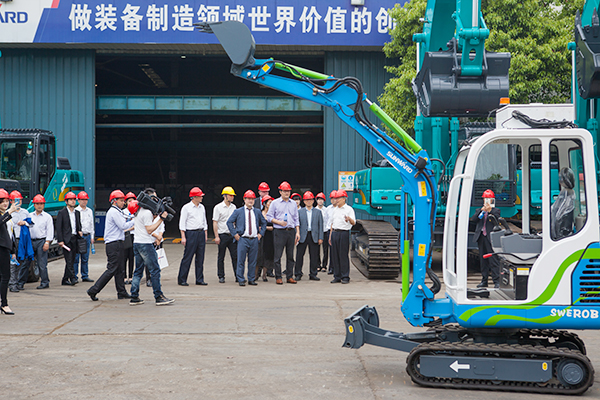 加拿大国会议员谭耕一行来考察