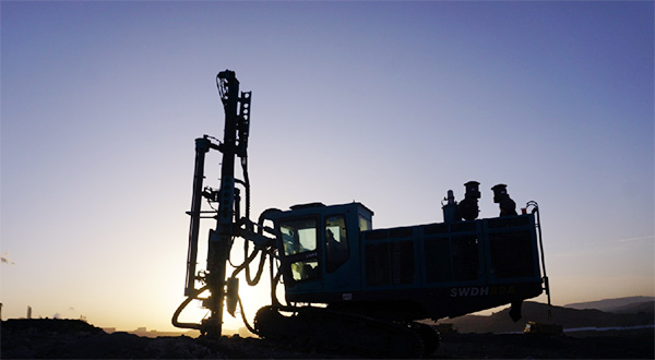 再战国际领先品牌，露天液压钻车一举成名