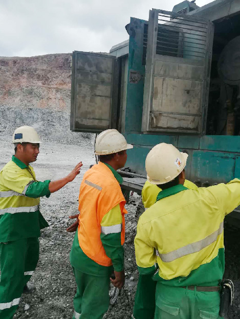 高温酷暑，凿岩设备异域扬威