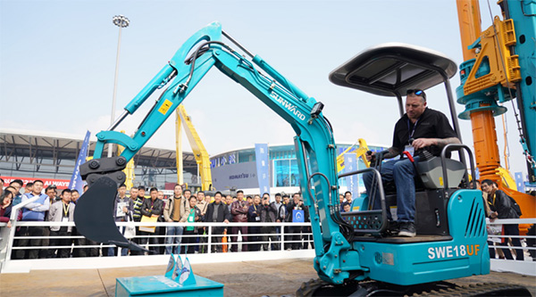 不服来战！展台有大礼等你拿