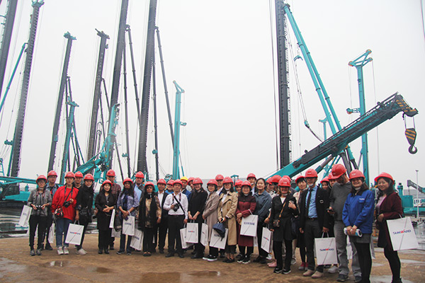 开启工程机械之都体验之旅，中外媒体观摩团到访