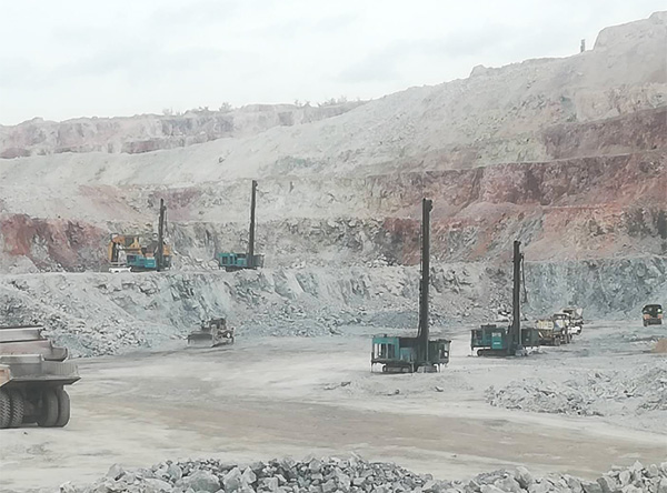 高温酷暑，凿岩设备异域扬威