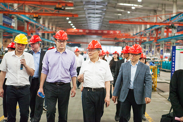 加拿大国会议员谭耕一行来考察