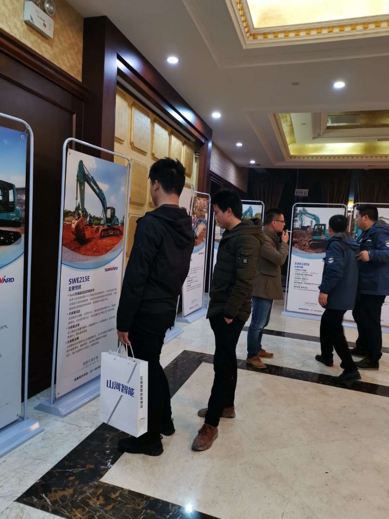 订货会场锦旗飘飘，客户称买挖机就买