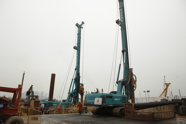 地铁咬合桩施工必备利器--旋挖钻机