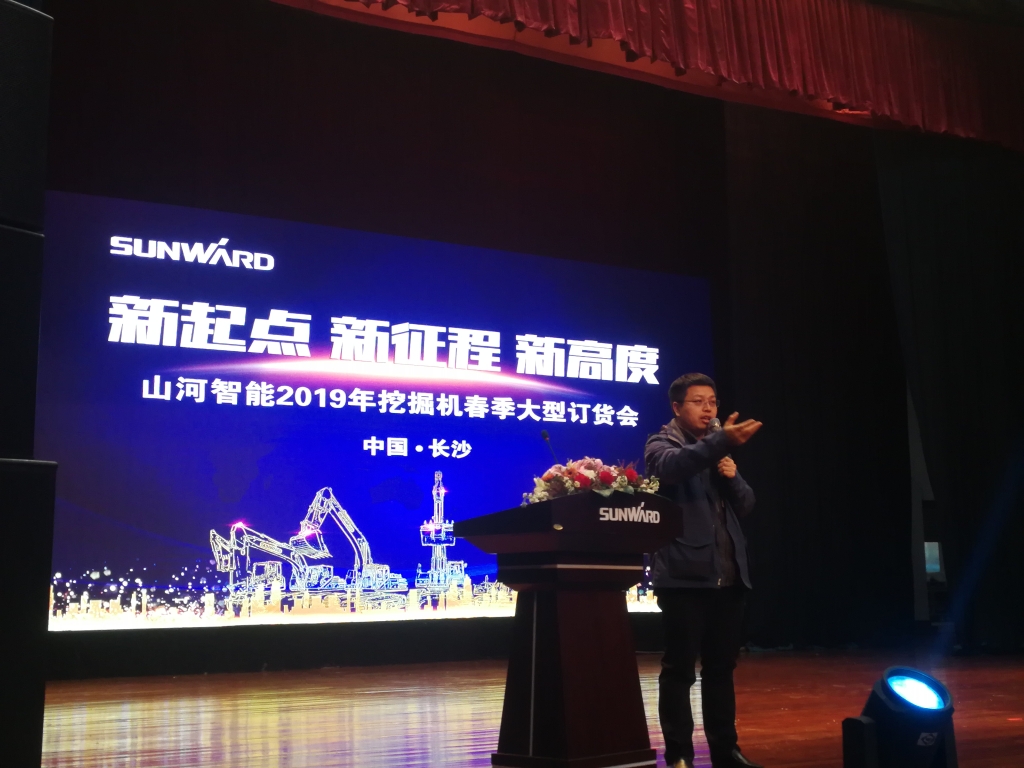 订货会场锦旗飘飘，客户称买挖机就买