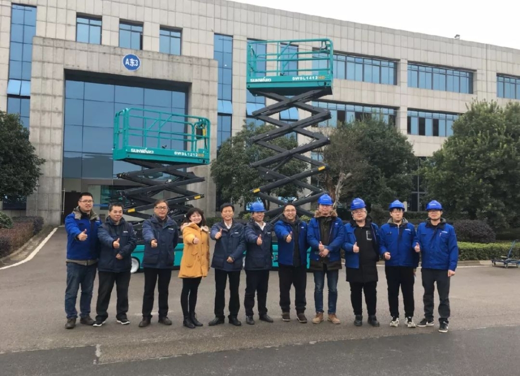 电动剪叉式高空作业平台新品首发赴美参展