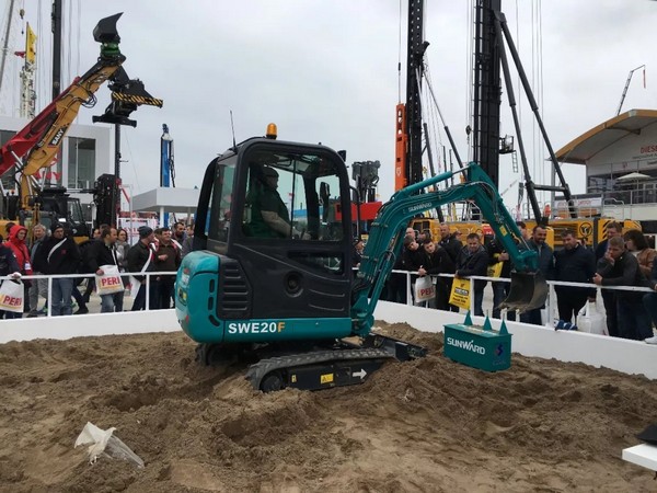 “三个率先”展示山河挖掘机欧洲发展历程