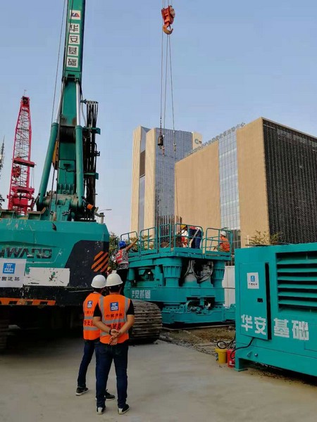 地铁咬合桩施工必备利器--旋挖钻机