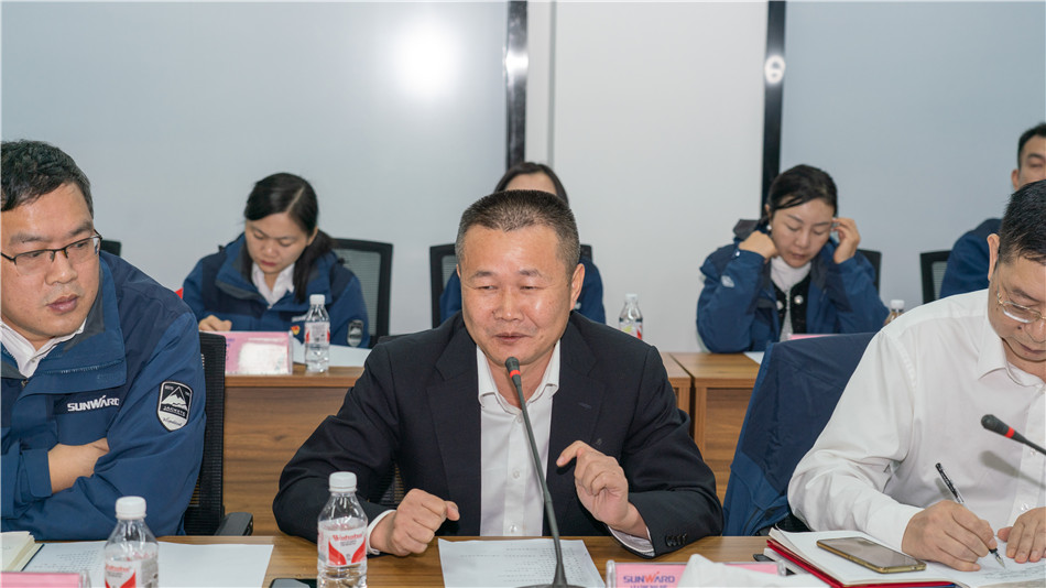 举行主题教育学习研讨会暨员工活动中心揭幕仪式
