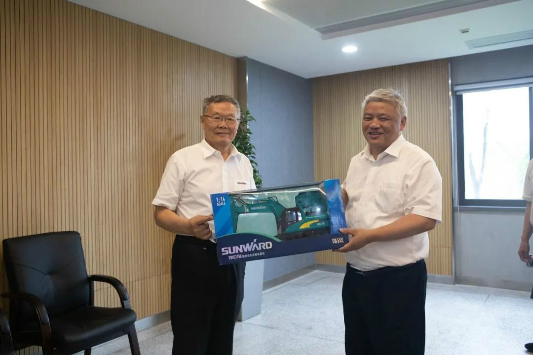 湖南黄金集团董事长黄启富一行考察